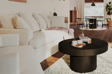 Kopparbo Soffbord 90 cm Runt Svart - Svart trä - Products - Möbler - Bord & matgrupp - Soffbord