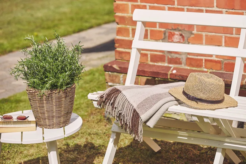 Hillerstorp Torpet Utesoffa 2-sits Vit - Vit - Products - Utemöbler & utemiljö - Balkong & altan - Balkongmöbler - Balkongsoffa