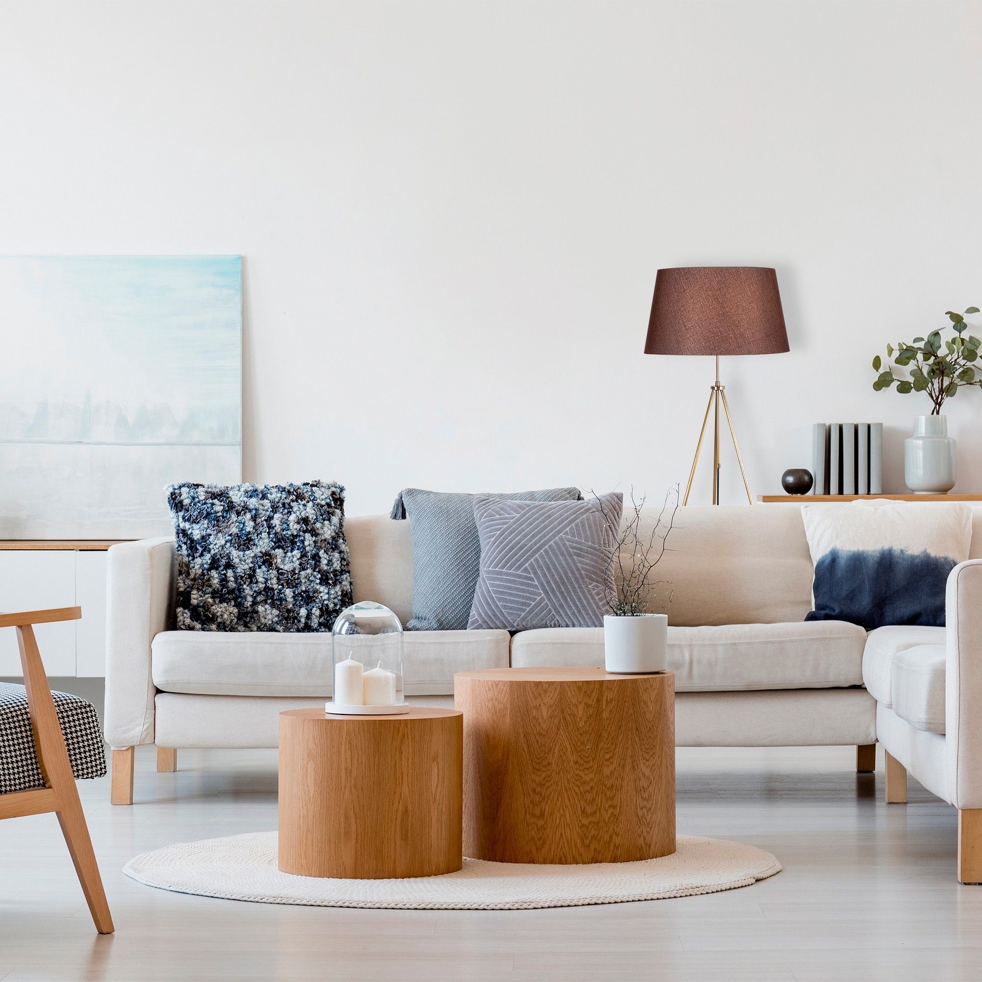 Kolmijalkainen lattiavalaisin - ruskea Kolmijalkainen lattiavalaisin - ruskea