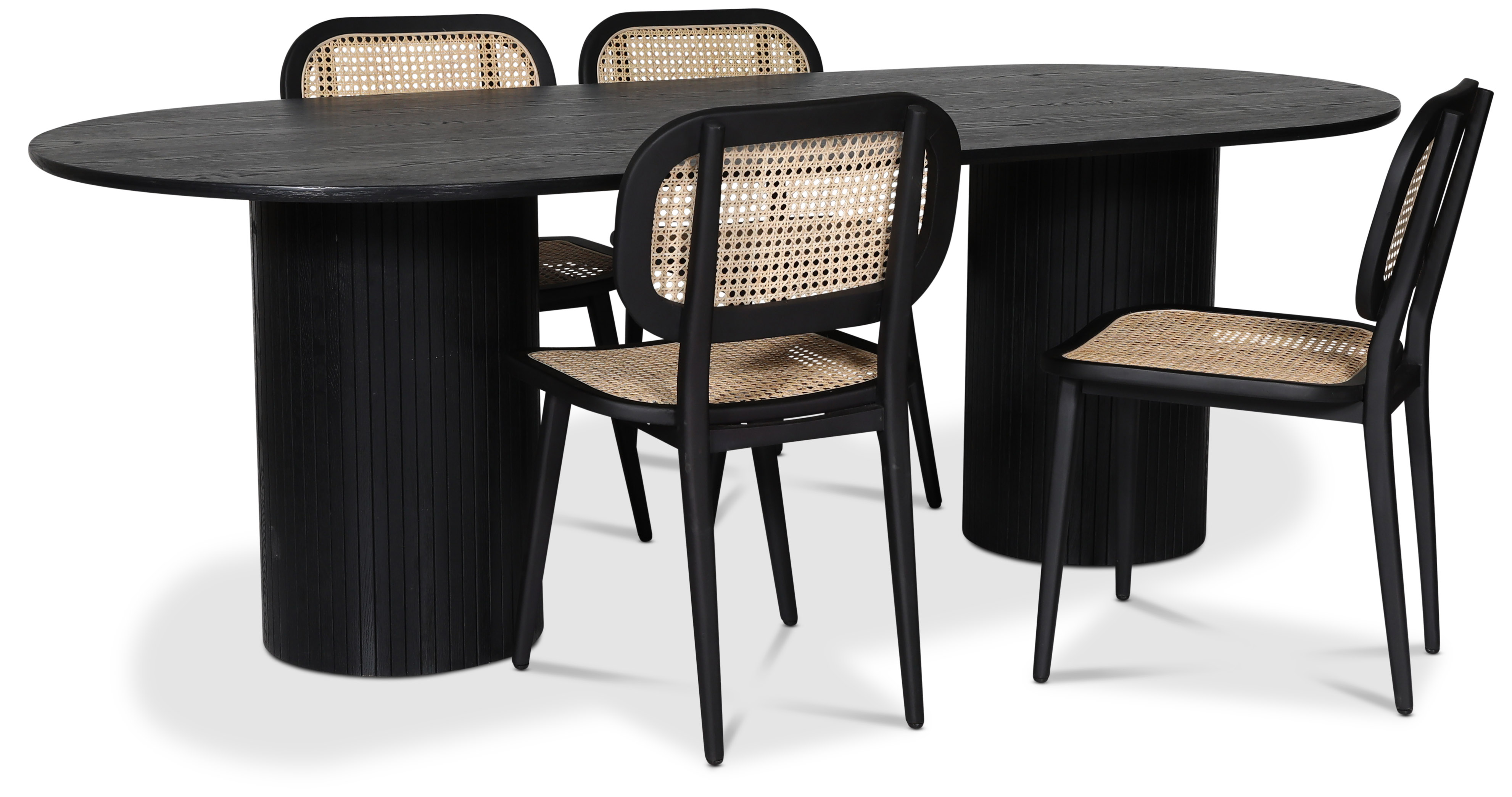 Nova elintarvikeryhmä; soikea ruokapöytä, mustaksi petsattu tammi + 4 Siknäs II tuolia musta/rottinki Nova elintarvikeryhmä; soikea ruokapöytä, mustaksi petsattu tammi + 4 Siknäs II tuolia musta/rottinki