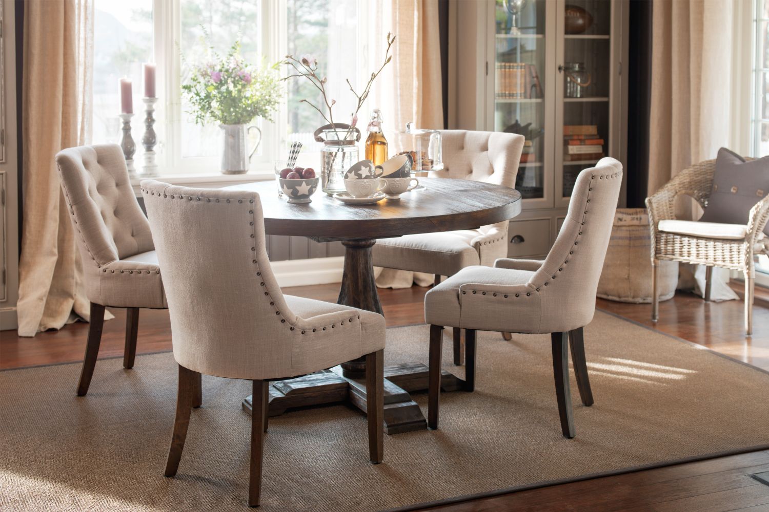 Lamier-ruokailuryhm�, sis�lt�� 4 kpl Tuva-tuolia beigell� kankaalla