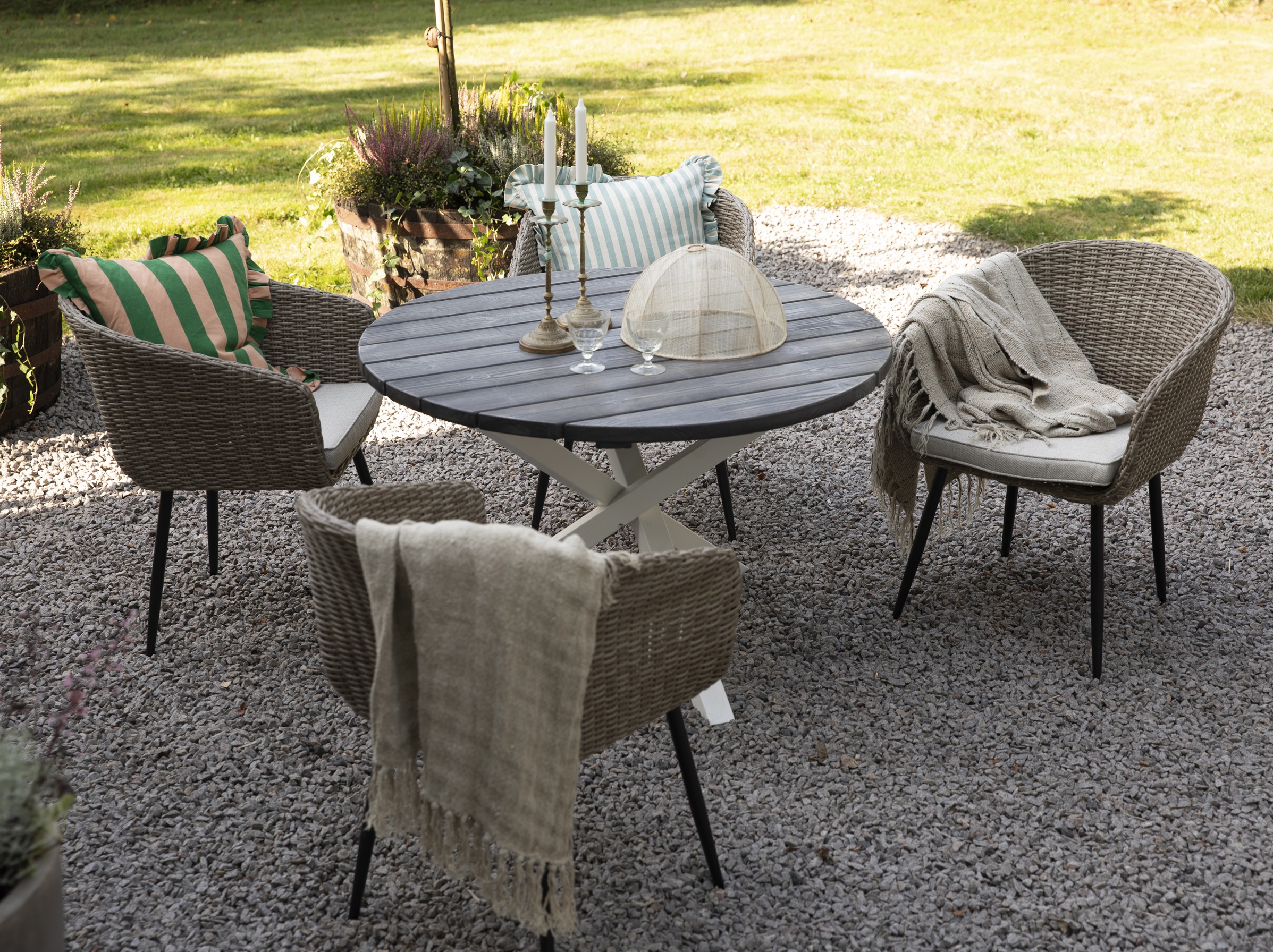 Ruokailuryhmä Aster: Pyöreä pöytä Ø112 cm ja 4 nojatuolia Ruokailuryhmä Aster: Pyöreä pöytä Ø112 cm ja 4 nojatuolia