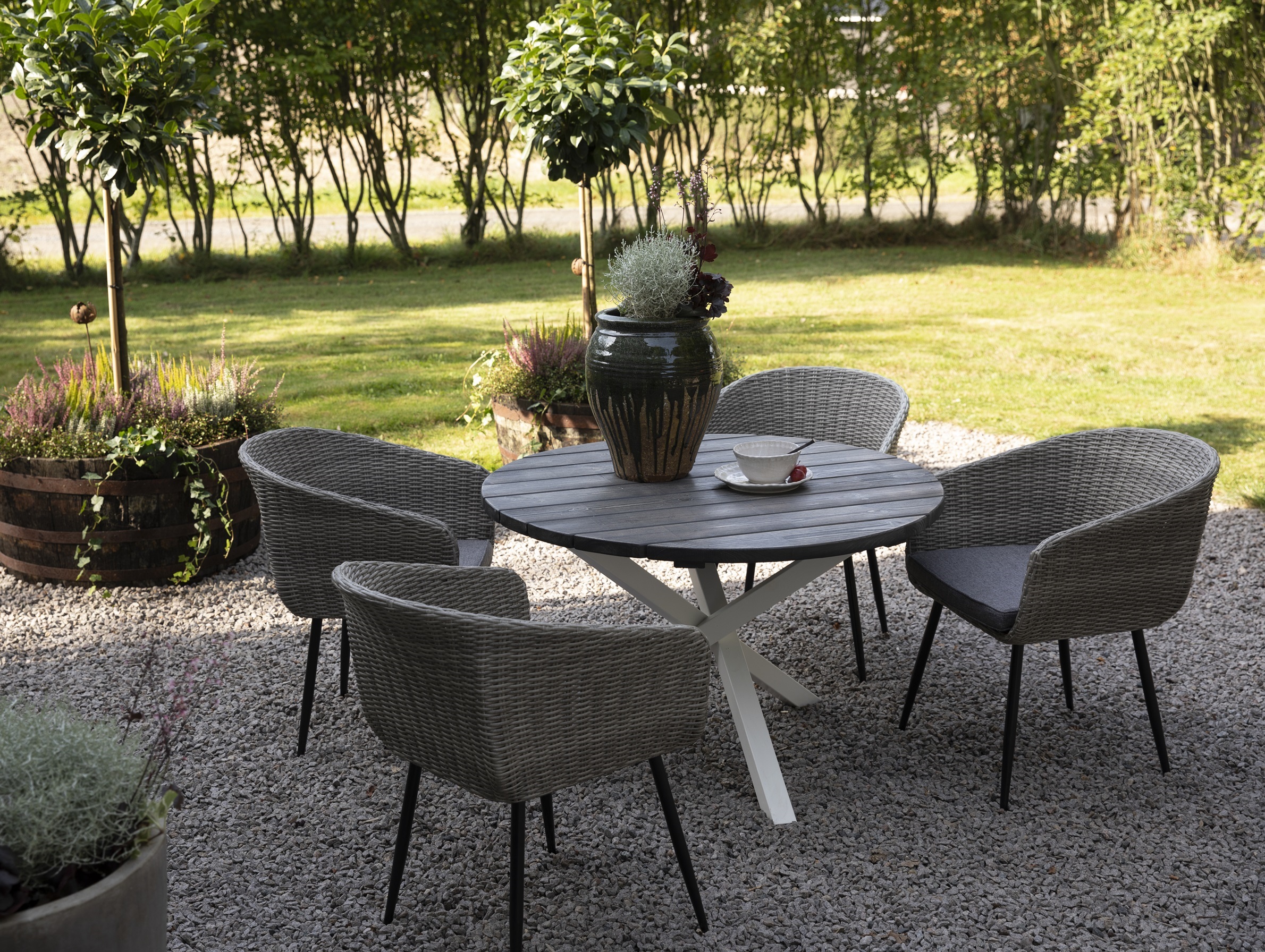 Ulkoiluryhm� Aster: Scottsdale py�re� harmaa/valkoinen ruokap�yt� �112 cm sis�lt�en 4 Aster-nojatuolia harmaata synteettist� rot