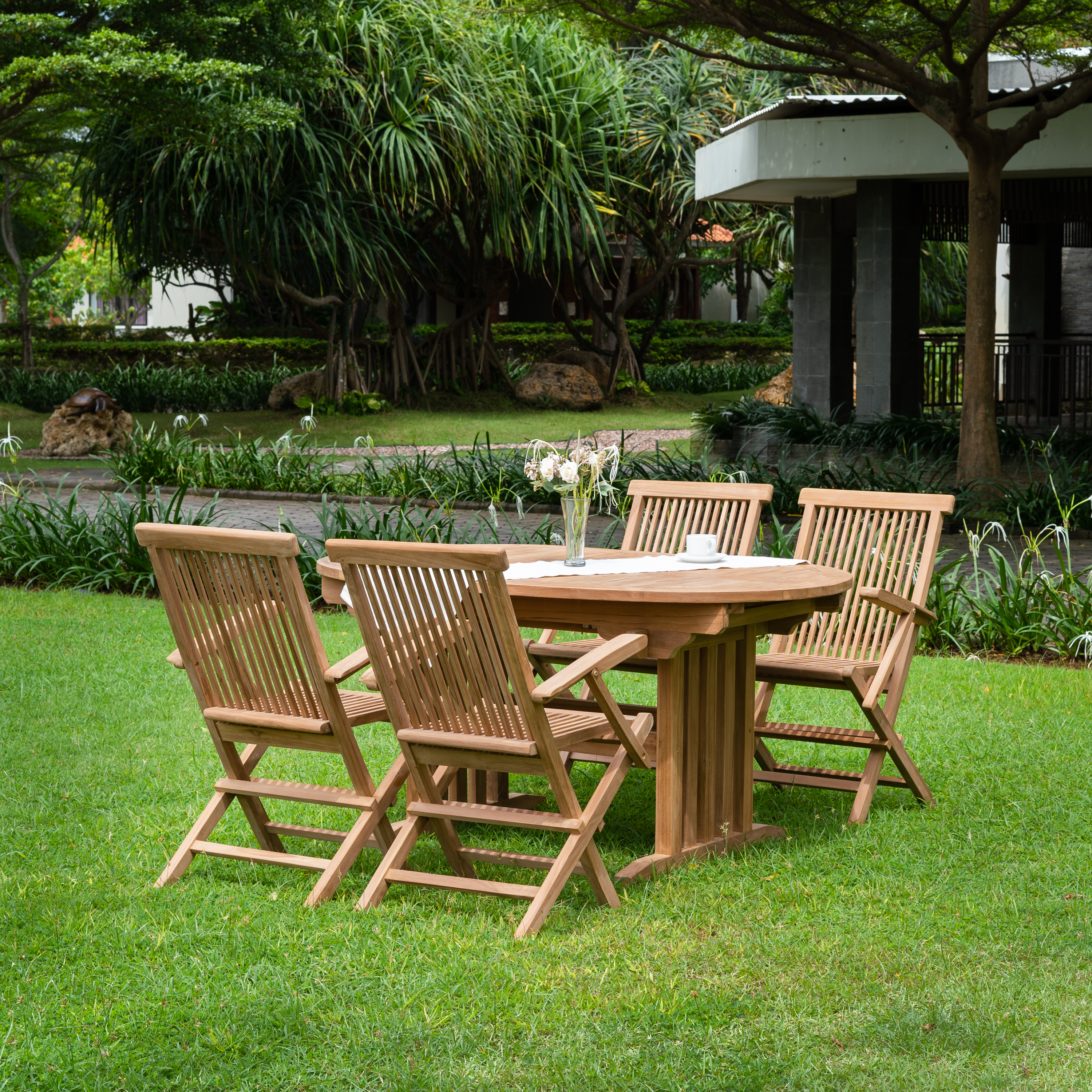 Salt�n ulkoiluryhm�; ruokap�yt� ja 4 nojatuolia