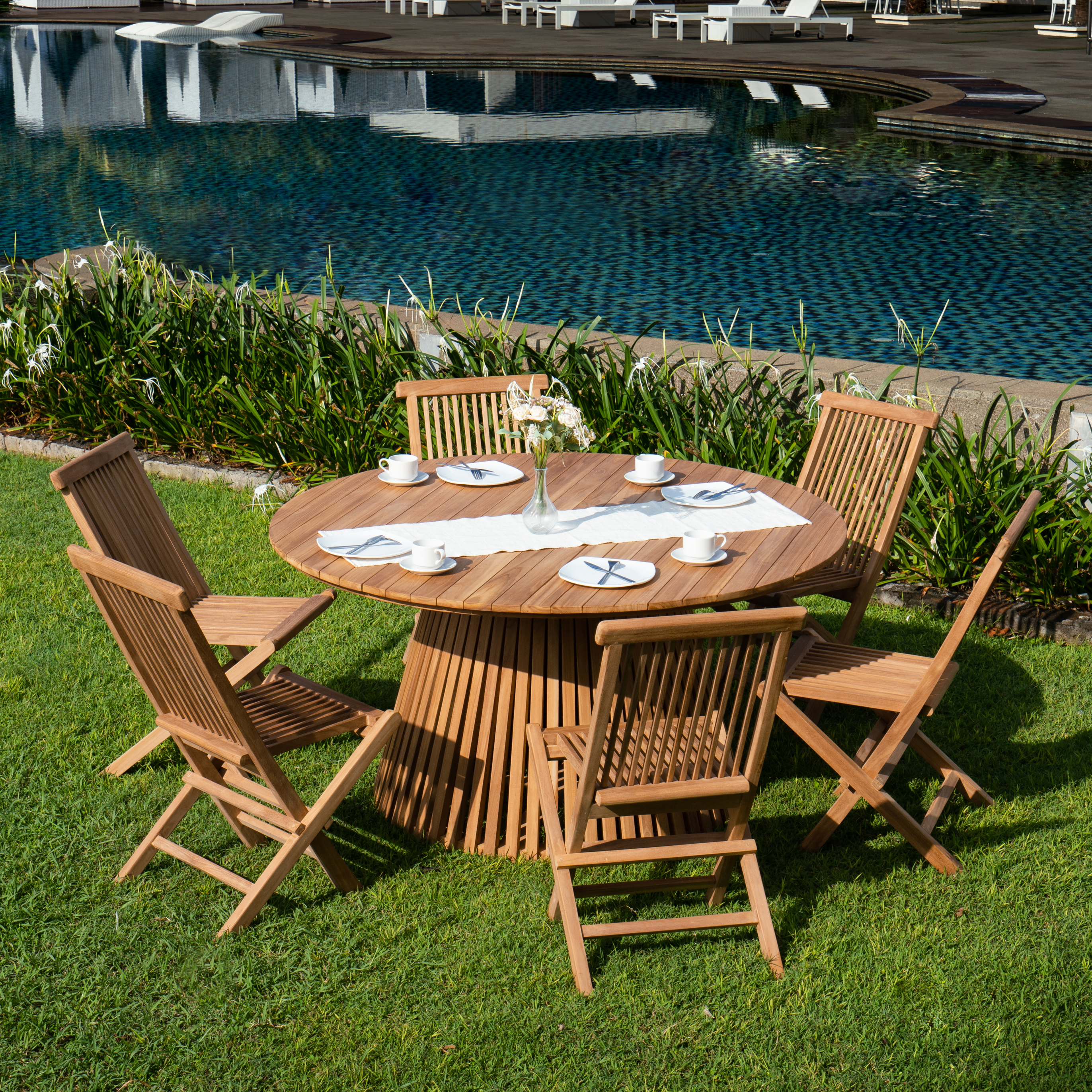 Saltö ulkoruokailuryhmä noin Ø150 cm pöytä ja 6 ruokatuolia - Teak Saltö ulkoruokailuryhmä noin Ø150 cm pöytä ja 6 ruokatuolia - Teak