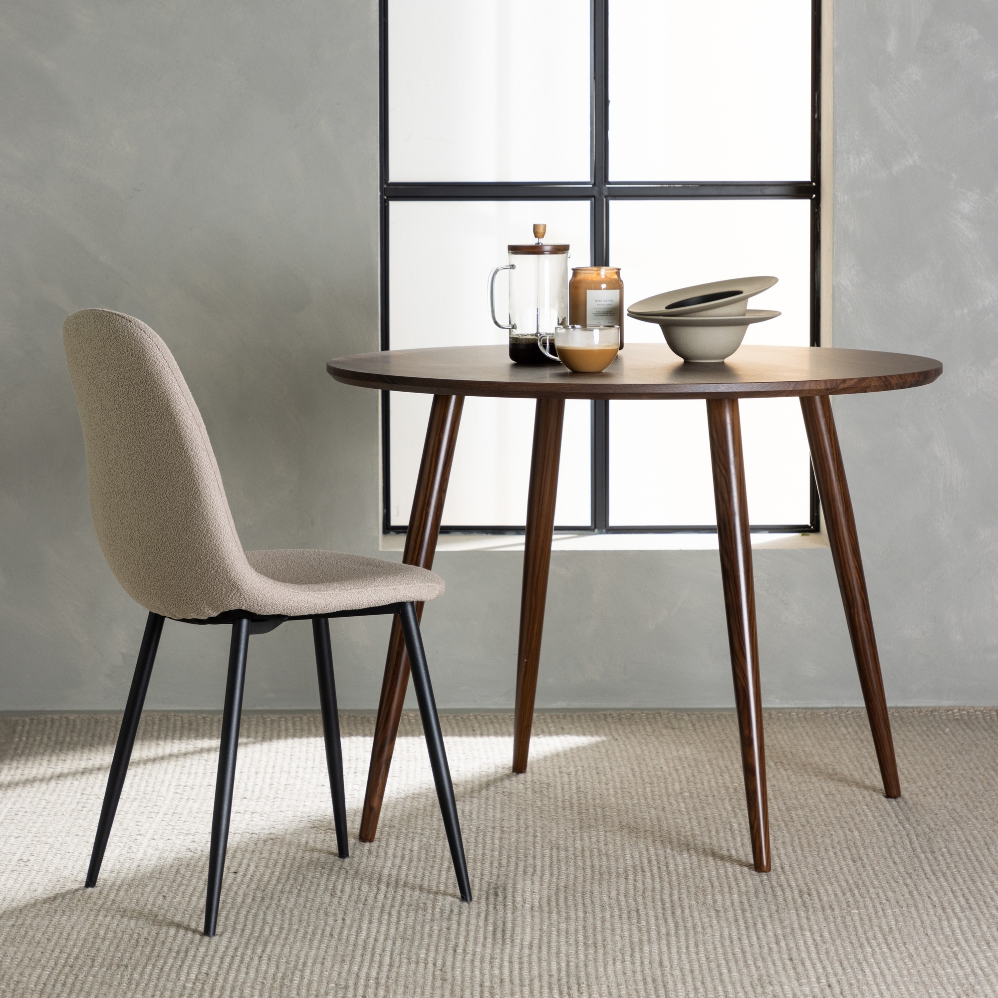 Sanford pyöreä pähkinäpuupöytä Ø100 cm Sanford pyöreä pähkinäpuupöytä Ø100 cm