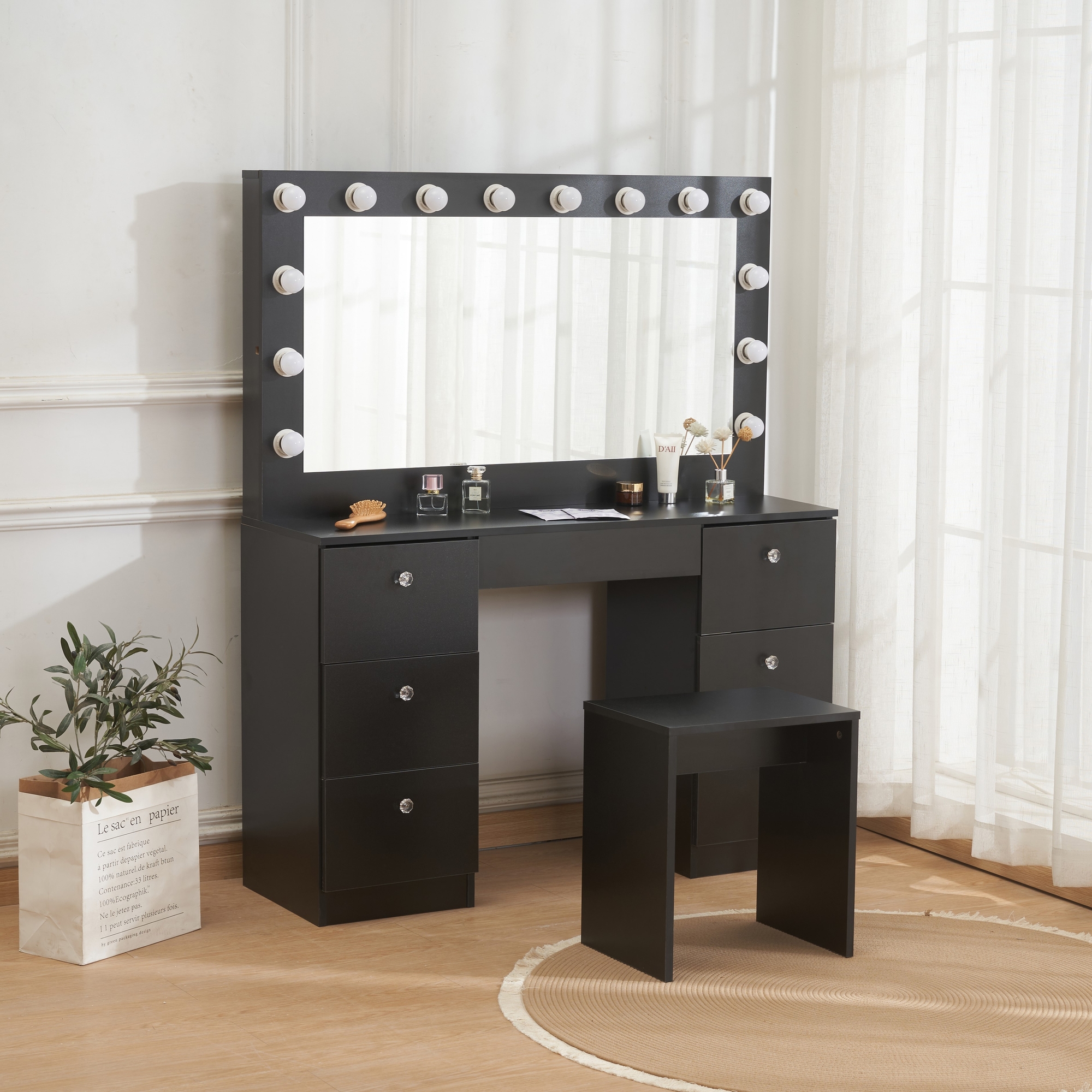 Caija musta peilipöytä valaistuksella ja kristallikahvoilla Caija musta peilipöytä valaistuksella ja kristallikahvoilla