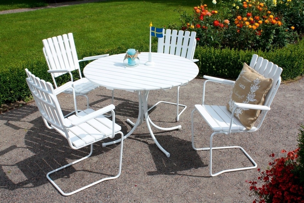 Ruokailuryhm� jousiter�ksest� ja valkoisesta m�nnyst� (Euroopassa valmistettu) - Vaxholm