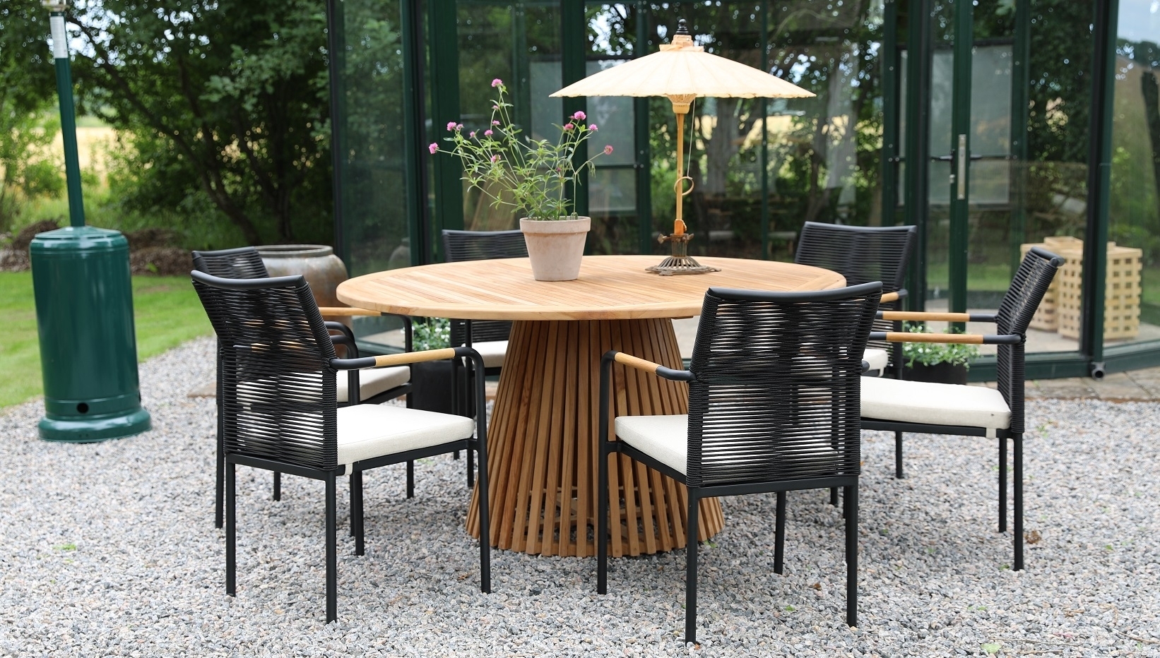 Ulkokalusteryhmä; Pöytä Ø150 cm ja 6 tuolia - Tiikki/Musta Ulkokalusteryhmä; Pöytä Ø150 cm ja 6 tuolia - Tiikki/Musta