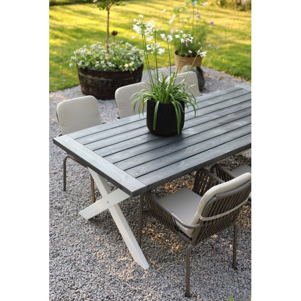 Ulkoruokailuryhmä; Ruokapöytä 220 cm ja 6 pinottavaa nojatuolia Ulkoruokailuryhmä; Ruokapöytä 220 cm ja 6 pinottavaa nojatuolia
