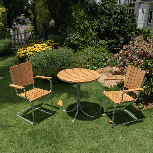 M�llan-parvekeryhm� tiikist�: 2 nojatuolia ja py�re� p�yt�