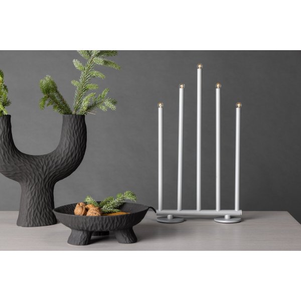 Björnfjället kynttilänjalka 22 x 42 cm - musta/hopea Björnfjället kynttilänjalka 22 x 42 cm - musta/hopea