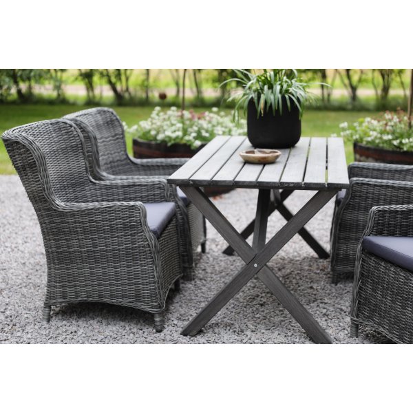 Ruokailuryhmä Scottsdale Pöytä 150 cm Shabby Chic Grey sisältäen 4 Jacksonville-nojatuolia harmaata synteettistä rottinkia + Huonekalujen puhdistus Ruokailuryhmä Scottsdale Pöytä 150 cm Shabby Chic Grey sisältäen 4 Jacksonville-nojatuolia harmaata synteettistä rottinkia + Huonekalujen puhdistus