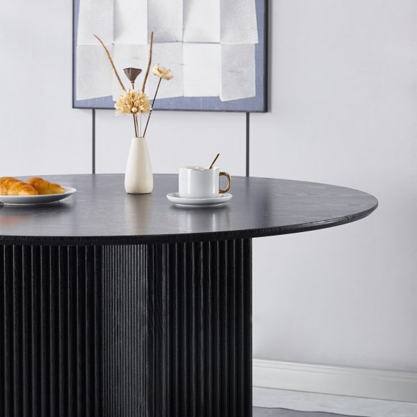 Ruokailuryhm� Crossby-p�yt� �120cm mustaksi petsattua tammea ja 4 Wilma-ruokailutuolia valkoiseksi teddykankaaksi