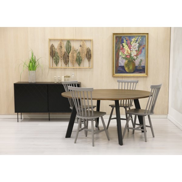 Freddy-ruokailuryhmä savustettuun tammean; iso pyöreä ruokapöytä ja 4 harmaata Dalsland-ruoko-tuolia Freddy-ruokailuryhmä savustettuun tammean; iso pyöreä ruokapöytä ja 4 harmaata Dalsland-ruoko-tuolia