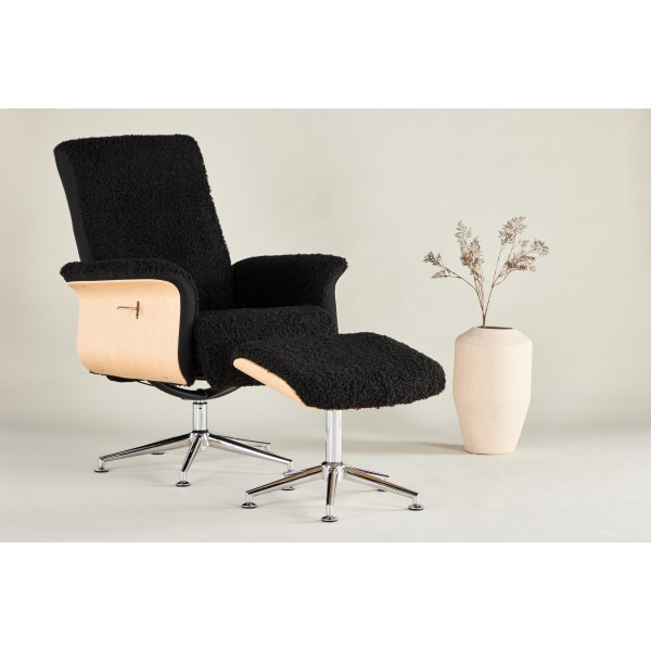 Hagön lepotuoli jalkarahilla - Musta lampaannahkajäljitelmä/öljytty tammi + Huonekalujen puhdistus Hagön lepotuoli jalkarahilla - Musta lampaannahkajäljitelmä/öljytty tammi + Huonekalujen puhdistus