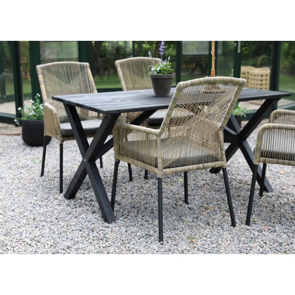 Ulkona ruokailuryhmä; ruokapöytä ja 4 Ystad-nojatuolia - musta/beige Ulkona ruokailuryhmä; ruokapöytä ja 4 Ystad-nojatuolia - musta/beige