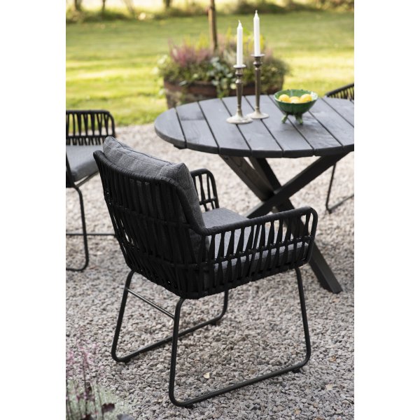 Mikado ulkoiluryhmä: Scottsdale pyöreä musta ruokapöytä Ø112 cm sisältäen 4 Mikado mustaa nojatuolia harmailla tyynyillä Mikado ulkoiluryhmä: Scottsdale pyöreä musta ruokapöytä Ø112 cm sisältäen 4 Mikado mustaa nojatuolia harmailla tyynyillä