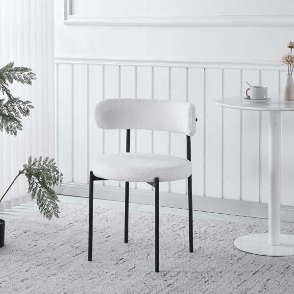 Ruokailuryhm� Crossby-p�yt� �120cm mustaksi petsattua tammea ja 4 Wilma-ruokailutuolia valkoiseksi teddykankaaksi