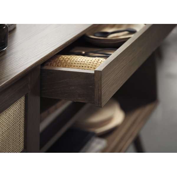 Yuma senkki savustettua tammea, rottinkiyksityiskohdat, liukuovet Yuma senkki savustettua tammea, rottinkiyksityiskohdat, liukuovet