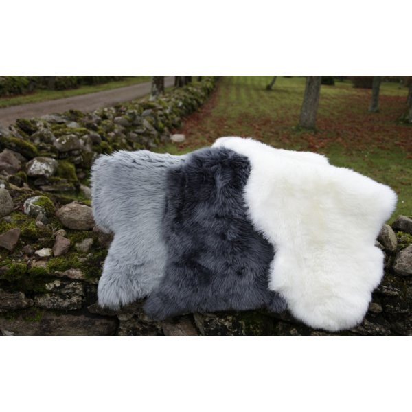 Hellästi pitkäkarvainen lampaannahka Musta Hellästi pitkäkarvainen lampaannahka Musta