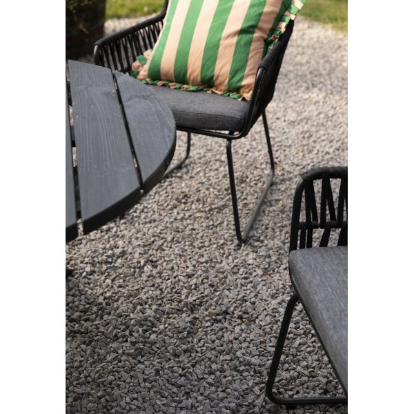 Mikado ulkoiluryhmä: Scottsdale pyöreä musta ruokapöytä Ø112 cm sisältäen 4 Mikado mustaa nojatuolia harmailla tyynyillä Mikado ulkoiluryhmä: Scottsdale pyöreä musta ruokapöytä Ø112 cm sisältäen 4 Mikado mustaa nojatuolia harmailla tyynyillä