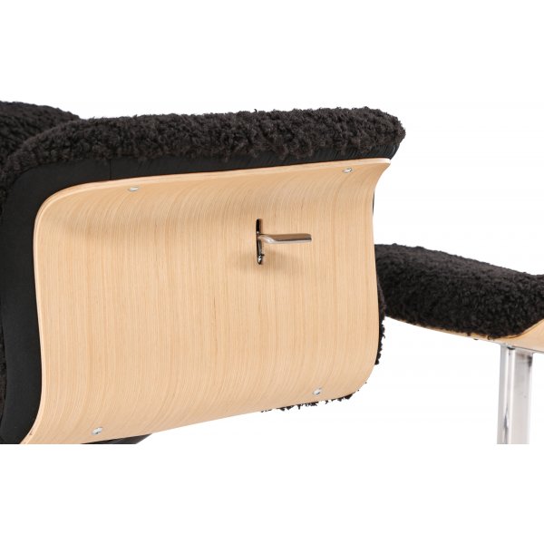 Hagön lepotuoli jalkarahilla - Musta lampaannahkajäljitelmä/öljytty tammi + Huonekalujen puhdistus Hagön lepotuoli jalkarahilla - Musta lampaannahkajäljitelmä/öljytty tammi + Huonekalujen puhdistus