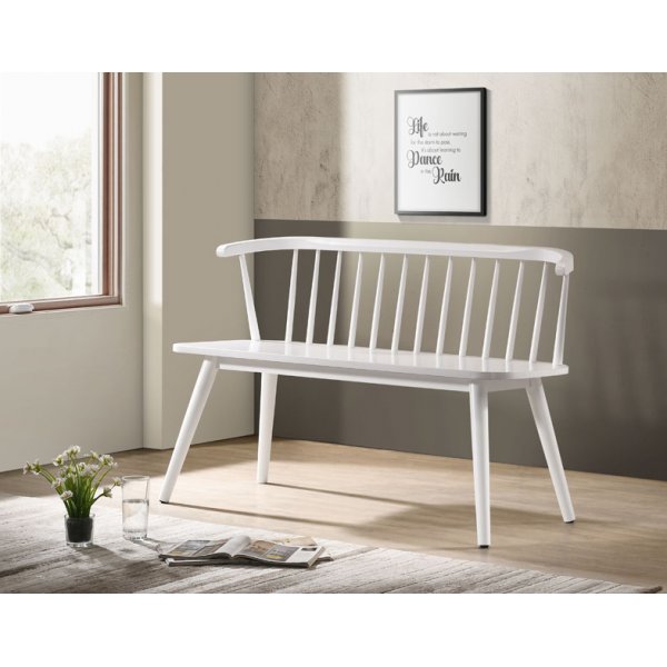 Valkoinen rottingilla koristeltu sohva - Dalsland