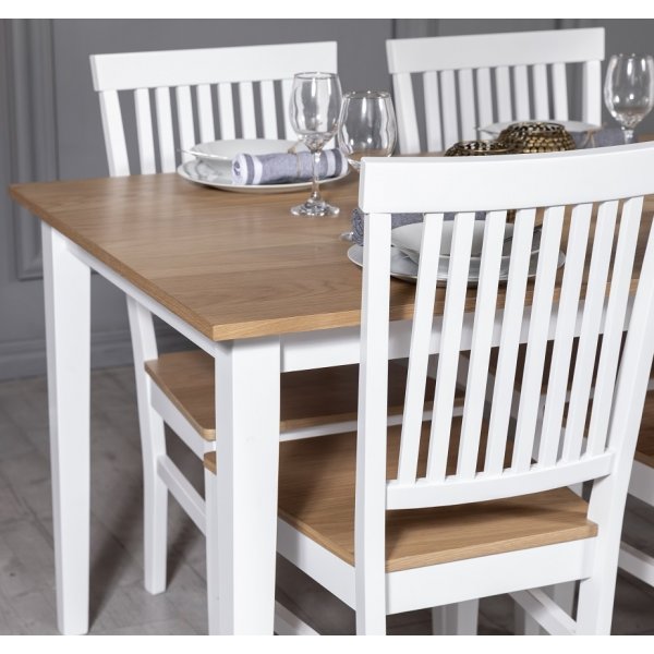 Ruokailuryhmä: Pöytä 140x90 cm sisältäen 4 tuolia - Tammi/valkoinen - Fårö + 4.00 x Tuolin tyyny Ruokailuryhmä: Pöytä 140x90 cm sisältäen 4 tuolia - Tammi/valkoinen - Fårö + 4.00 x Tuolin tyyny