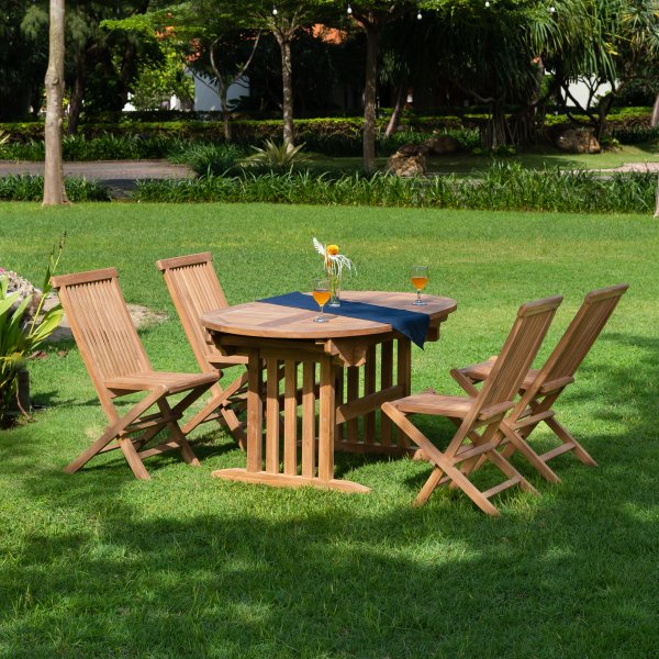 Salt�n ulkoiluryhm�; ruokap�yt� ja nelj� tiikkituolia