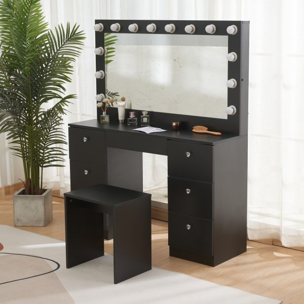 Caija musta peilipöytä valaistuksella ja kristallikahvoilla Caija musta peilipöytä valaistuksella ja kristallikahvoilla