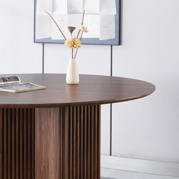 Ruokailuryhm� Crossby-p�yt� �120cm, p�hkin�puuta, ja 4 Ludvig-ruokailutuolia p�hkin�puuta.