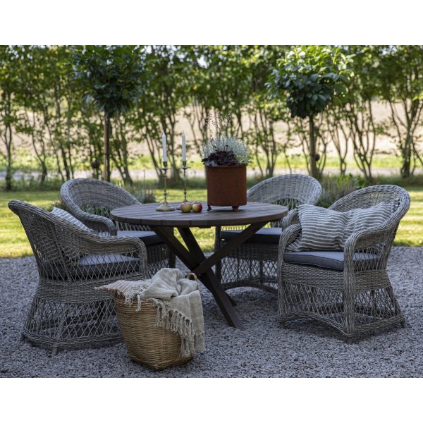 Outdoor ryhm Marbella: Scottsdale pyre ruskea ruokapyt 112 cm sislten 4 Marbella-nojatuolia harmaasta keinorottinkista