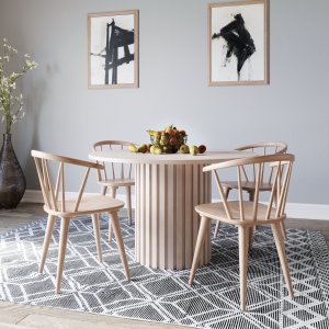 PiPi ruokailuryhmä, pyöreä ruokapöytä Ø150 cm sis. 4 Dalsland runkotuolia - Whitewash + 4.00 x Lautasliinarenkaat PiPi ruokailuryhmä, pyöreä ruokapöytä Ø150 cm sis. 4 Dalsland runkotuolia - Whitewash + 4.00 x Lautasliinarenkaat