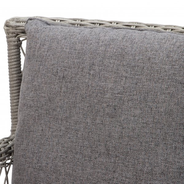 Ulkoruokailutuoli harmaasta rottingista tyynyllä Ulkoruokailutuoli harmaasta rottingista tyynyllä