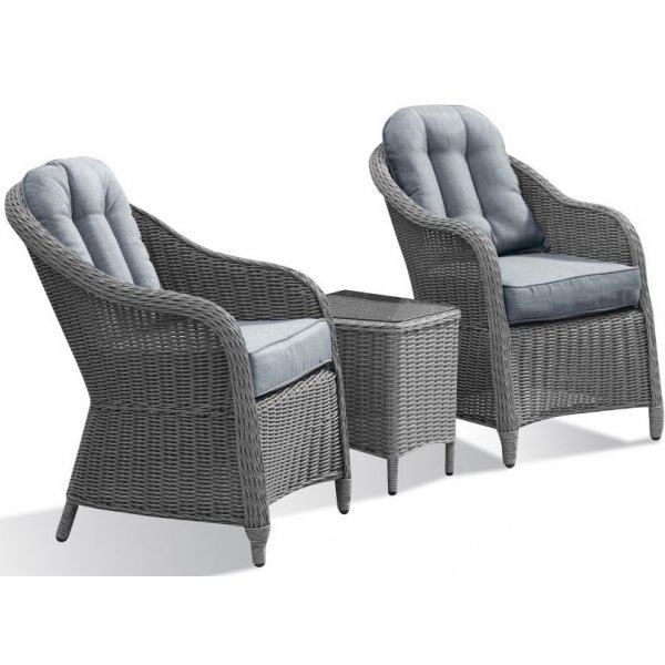 Solhaga ulkokalusteet, 2 nojatuolia pöydällä - Harmaa synteettinen rottinki + Huonekalujen puhdistus Solhaga ulkokalusteet, 2 nojatuolia pöydällä - Harmaa synteettinen rottinki + Huonekalujen puhdistus