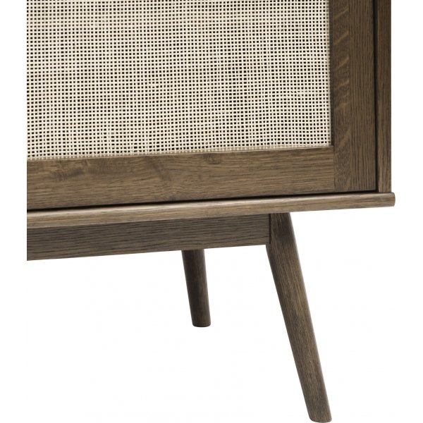 Yuma senkki savustettua tammea, rottinkiyksityiskohdat, liukuovet Yuma senkki savustettua tammea, rottinkiyksityiskohdat, liukuovet