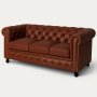 Kolmen istuttava Chesterfield-sohva ruskeaa nahkaa