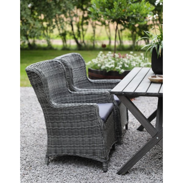 Ruokailuryhmä Scottsdale Pöytä 150 cm Shabby Chic Grey sisältäen 4 Jacksonville-nojatuolia harmaata synteettistä rottinkia + Huonekalujen puhdistus Ruokailuryhmä Scottsdale Pöytä 150 cm Shabby Chic Grey sisältäen 4 Jacksonville-nojatuolia harmaata synteettistä rottinkia + Huonekalujen puhdistus