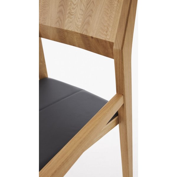 Arcos ruokatuoli - Valinnainen rungon ja verhoilun väri Arcos ruokatuoli - Valinnainen rungon ja verhoilun väri