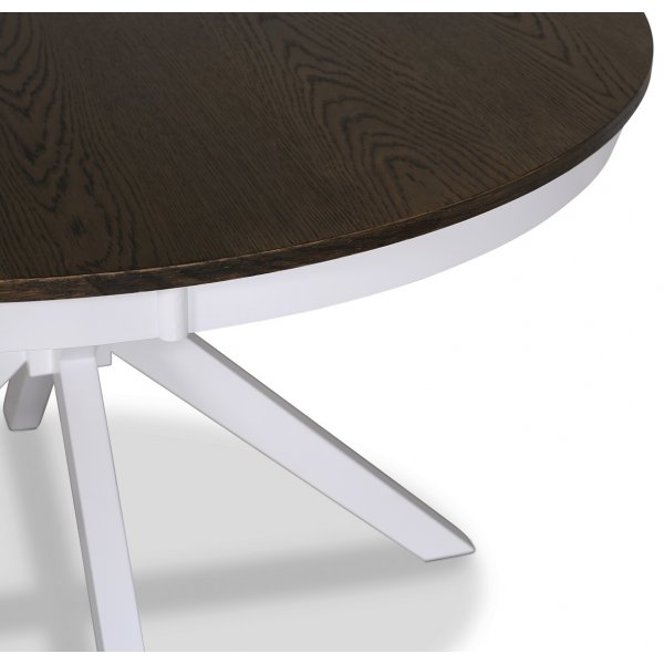 Skagen elintarvikeryhmä; pyöreä ruokapöytä 120 cm - Valkoiseksi/ruskeaksi petsattu tammi ja 4 Danderyd No.16 tuolia Musta + 3.00 x Huonekalujen jalat Skagen elintarvikeryhmä; pyöreä ruokapöytä 120 cm - Valkoiseksi/ruskeaksi petsattu tammi ja 4 Danderyd No.16 tuolia Musta + 3.00 x Huonekalujen jalat