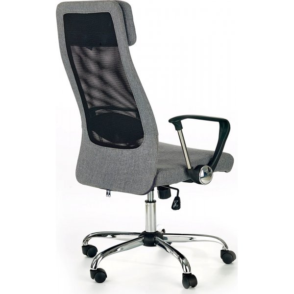 Cazandra tytuoli mustana ja harmaana