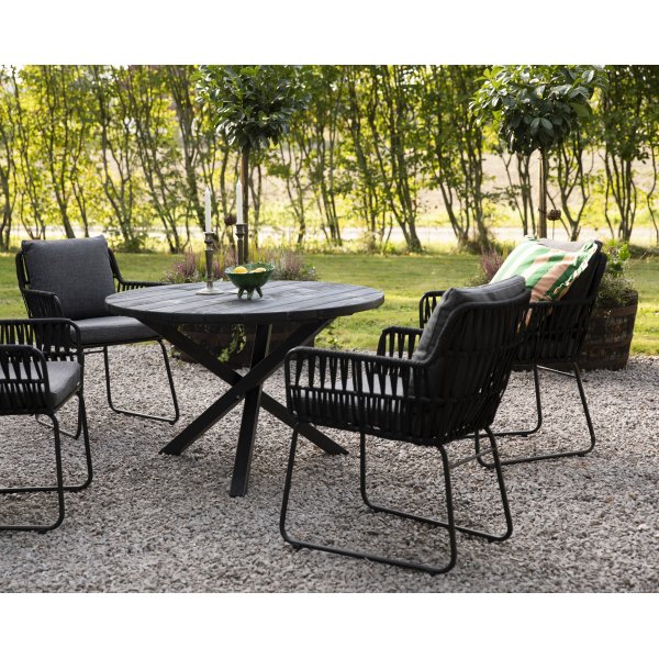 Mikado ulkoiluryhmä: Scottsdale pyöreä musta ruokapöytä Ø112 cm sisältäen 4 Mikado mustaa nojatuolia harmailla tyynyillä Mikado ulkoiluryhmä: Scottsdale pyöreä musta ruokapöytä Ø112 cm sisältäen 4 Mikado mustaa nojatuolia harmailla tyynyillä