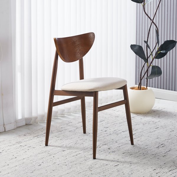 Ludvig-tuoli beigellä kankaalla ja pähkinäpuulla Ludvig-tuoli beigellä kankaalla ja pähkinäpuulla