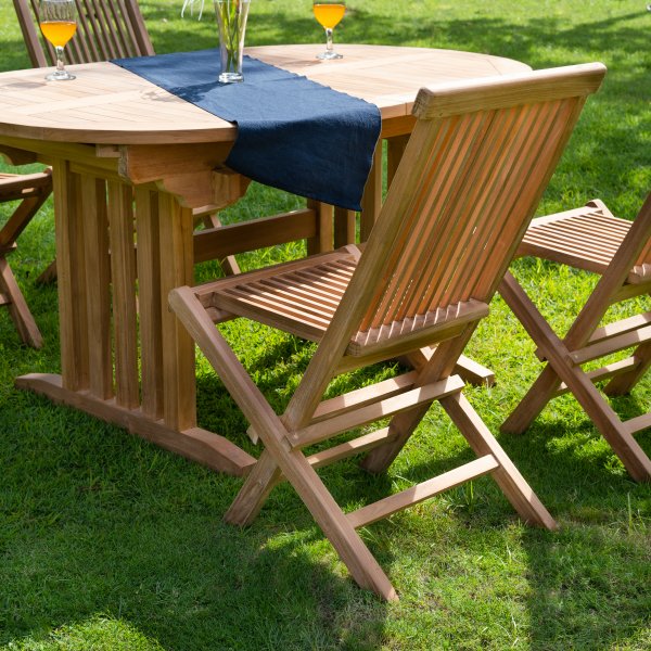 Salt�n ulkoiluryhm�; ruokap�yt� ja nelj� tiikkituolia