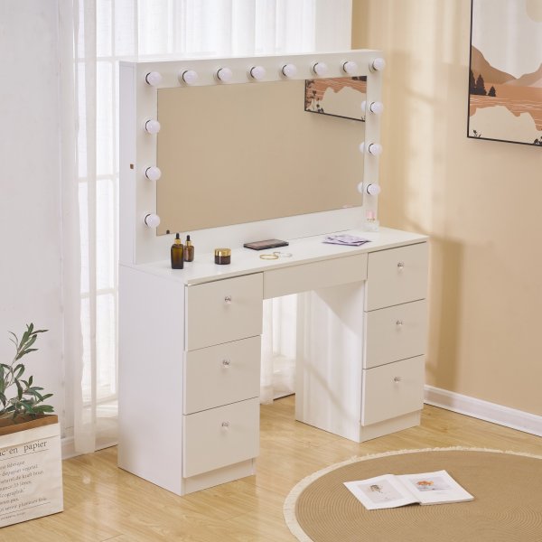 Meikkipöytä valaistuksella ja kristallikahvoilla Meikkipöytä valaistuksella ja kristallikahvoilla