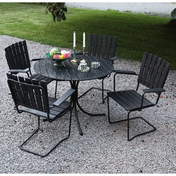 Ruokailuryhmä Vaxholm jousiteräksestä (valmistettu Euroopassa) mustaa puuta, musta runko + Huonekalujen tekstiilien hoito Ruokailuryhmä Vaxholm jousiteräksestä (valmistettu Euroopassa) mustaa puuta, musta runko + Huonekalujen tekstiilien hoito