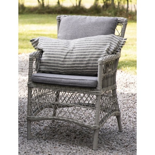 Ulkoruokailutuoli harmaasta rottingista tyynyllä Ulkoruokailutuoli harmaasta rottingista tyynyllä