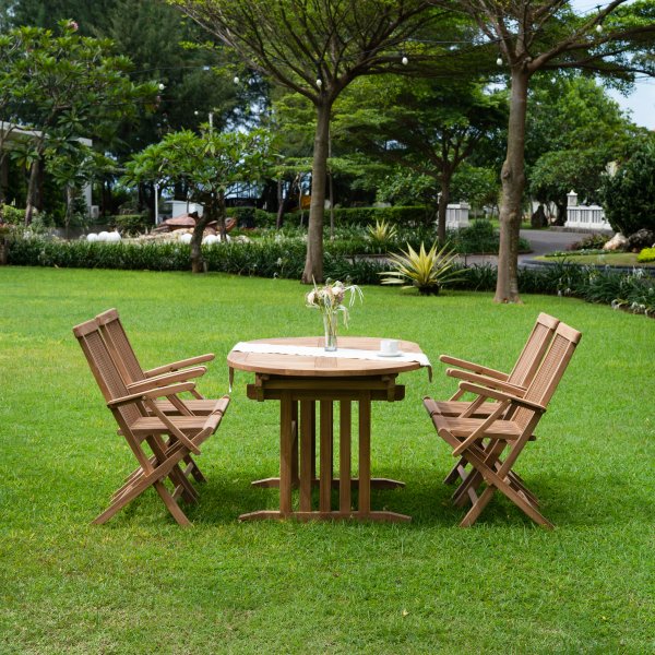 Salt�n ulkoiluryhm�; ruokap�yt� ja 4 nojatuolia